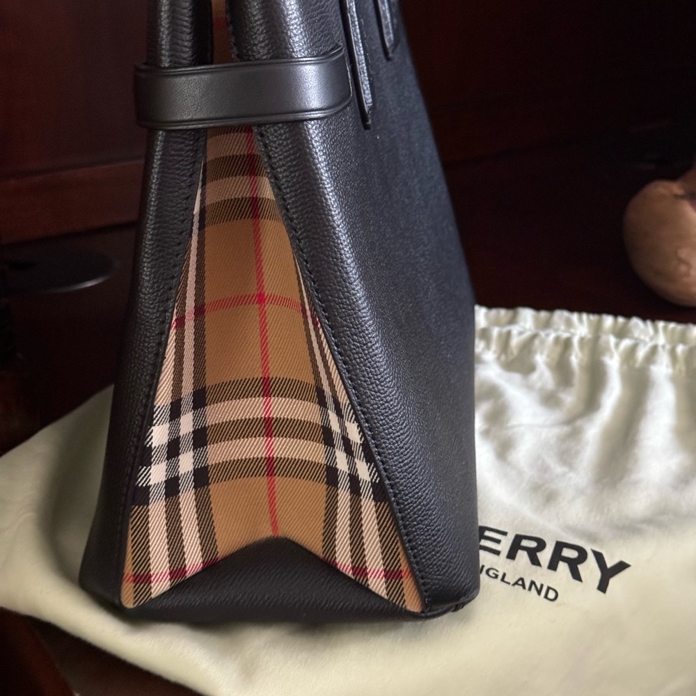 Burberry Authentic Handbag. - Picture 5 of 5